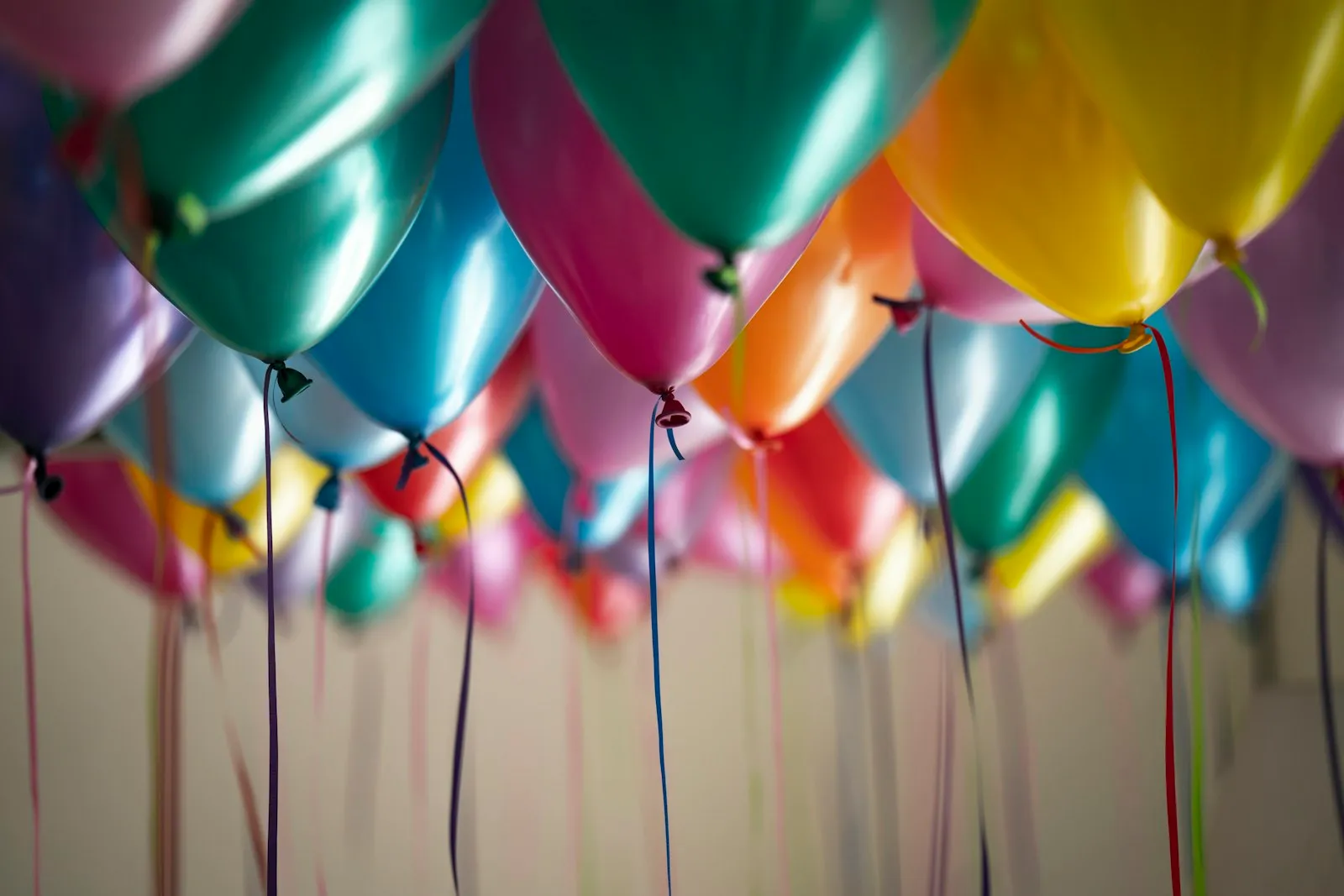 Globos de colores en el techo de un salón de fiestas