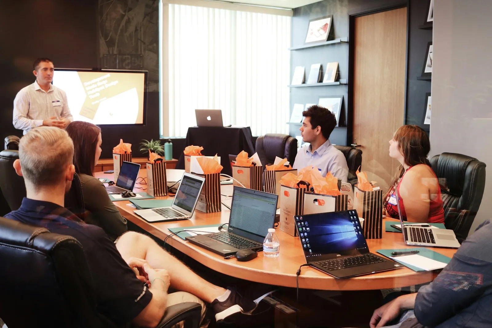 Equipo en una reunión de trabajo alrededor de una mesa